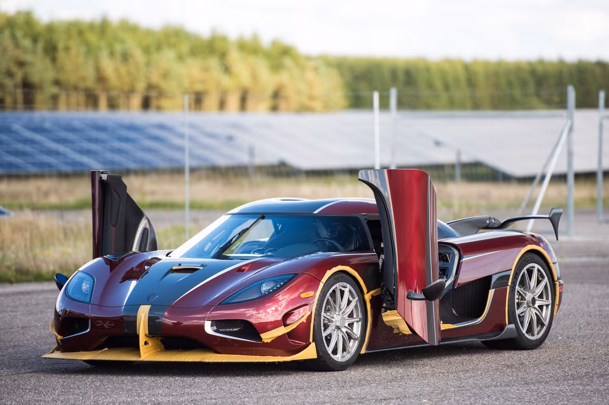 Động cơ Koenigsegg Agera RS là động cơ V-8 dung tích 5.0 lít với công suất 1.360 mã lực và momen xoắn cực đại 1.011Nm với hộp số 7 ly hợp. Như vậy chiếc xe Agera RS trong thử nghiệm này đã mạnh hơn 181 mã lực so với Koenigsegg Agera RS bản tiêu chuẩn nhờ được trang bị động cơ nâng cấp 1MW và lồng cuộn có thể tháo rời để tăng tính an toàn khi lái xe.