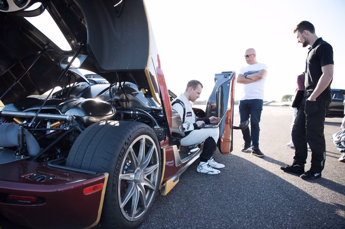 Trong khi đó, "Tân vương tốc độ" Bugatti Chiron chạy 0-400km/h-0 trong 41.96 giây trên quãng đường 3.112 m. Cụ thể, tăng tốc 0-400 km một giờ trong 32,6 giây và mất 9,3 giây nữa để trở lại ban đầu.