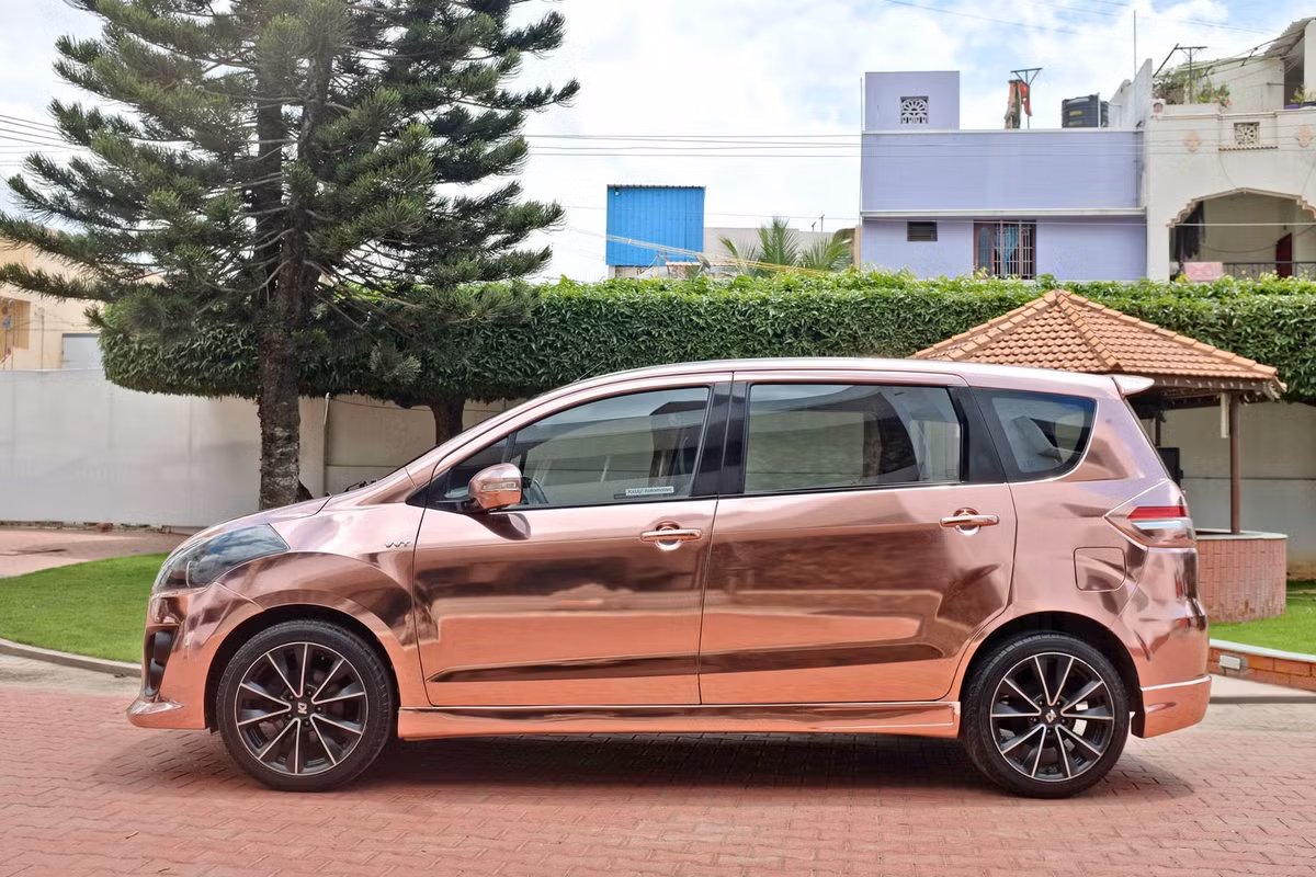 Nhìn từ bên sườn, có thể thấy Maruti Ertiga nổi bật hơn với bộ mâm 5 chấu kép kích thước 17 inch với hai tông màu bắt mắt. Đuôi xe cũng khá ấn tượng với hai cụm ống-xả dạng đa giác độc đáo.