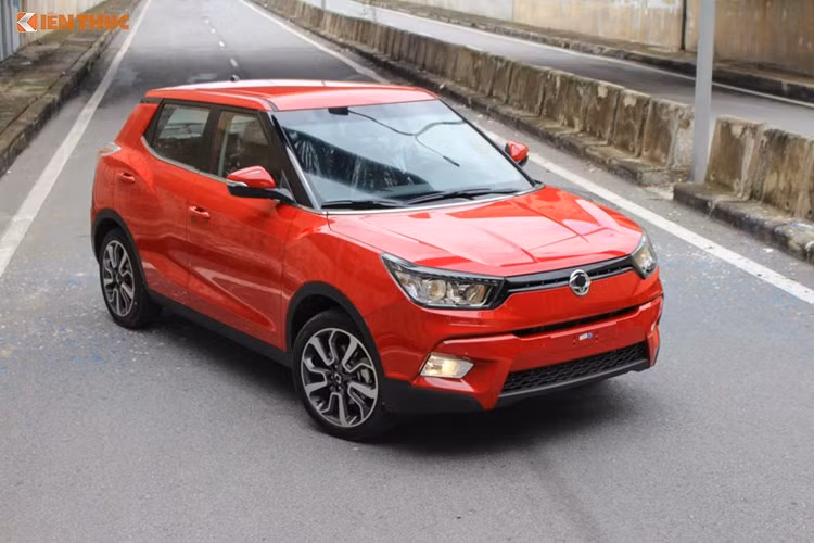 Từng ra mắt vào 8/2016, sự xuất hiện của cái tên SsangYong Tivoli đã nhanh chóng thu hút được sự quan tâm từ giới truyền thông trong nước. Mẫu SUV cỡ nhỏ Tivoli có thiết kế mang phong cách khá lạ lẫm đối với nhiều người tiêu dùng tại Việt Nam, tuy nhiên nó vẫn sở hữu nhiều nét đặc trưng của những chiếc SsangYong tại Hàn Quốc trước đây.