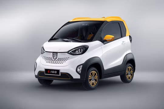 Với mức giá bán này, Baojun E100 chỉ ngang ngửa với một chiếc tay ga cao cấp Vespa GTS 300 ABS hay Honda SH tại thị trường Việt Nam.