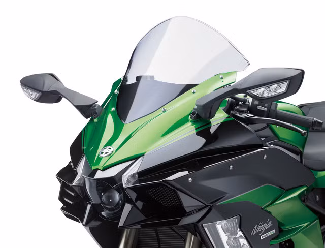 Kawasaki Ninja H2 SX được bổ sung hàng loạt công nghệ mới như đèn pha LED tự động thay đổi góc chiếu. Phần đầu nhìn rất ngầu.