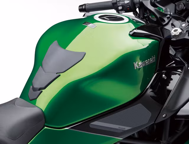 Bình xăng khá lớn, đây là chi tiết khiến Ninja H2 SX mang đến tư thế ngồi chồm tới phía trước hơn so với Z1000 SX