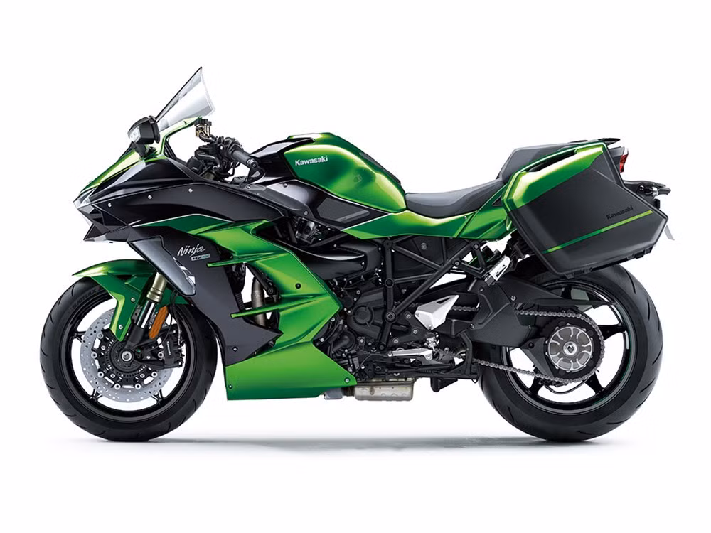 Về cơ bản, thiết kế của môtô Kawasaki Ninja H2 SX khá tương đồng với phiên bản Ninja H2 trước đó. Tuy nhiên, với một vài thay đổi tay lái cao hơn, dàn để chân thấp hơn cùng phần đuôi hoàn toàn mới khiến nó trở nên mắt mắt, mạnh mẽ và đặc biệt là phù hợp với dáng xe sport-touring.