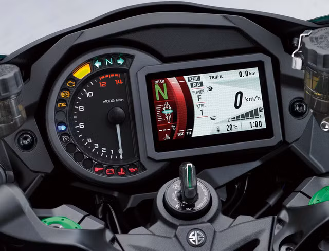 Màn hình hiển thị hiện đại. Kawasaki Ninja H2 SX có bản SE với hệ thống sang số nhanh, đèn LED chiếu sáng theo góc cua và màn hình màu TFT ở bảng đồng hồ.