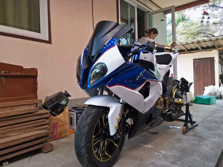  Xe máy Honda MSX125 là dòng minibike của nhà sản xuất Honda, với thiết kế nhỏ gọn cùng khối động cơ bền bỉ. Từ lúc trình làng cho đến nay dòng xe này đã cho ra đời hàng loạt bản độ theo phong cách môtô phân khối lớn. Và bản độ siêu môtô S1000RR này là 1 ví dụ.