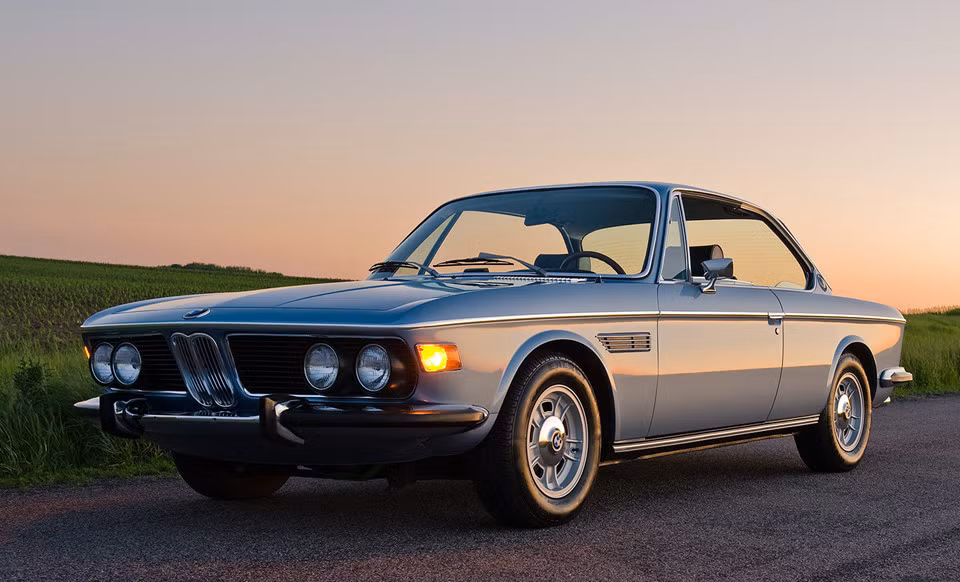 BMW 3.0CS E9 1972 là ẫu xế hộp được biết đến nhờ vào người “anh em” phiên bản thể thao bấy giờ đang thống trị giải đua xe Le Mans và nhiều vòng đua khác. Đây là chiếc cuối cùng ông Hefner bổ sung vào bộ sưu tập của mình. Nguồn ảnh: Thedrive.