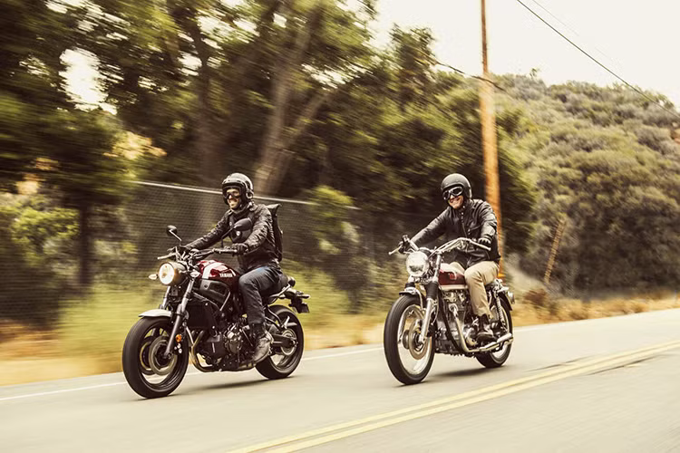 Về cơ bản phiên bản 2018 của Yamaha XSR900 và XSR700 không có thay đổi gì về sức mạnh hay thiết kế. Theo thông tin chính thức từ nhà sản xuất, Yamaha XSR900 2018 có giá 9.499 USD (khoảng 216 triệu đồng) tại thị trường Mỹ, giá XSR700 là 8.499 USD (tương đương 193 triệu đồng).