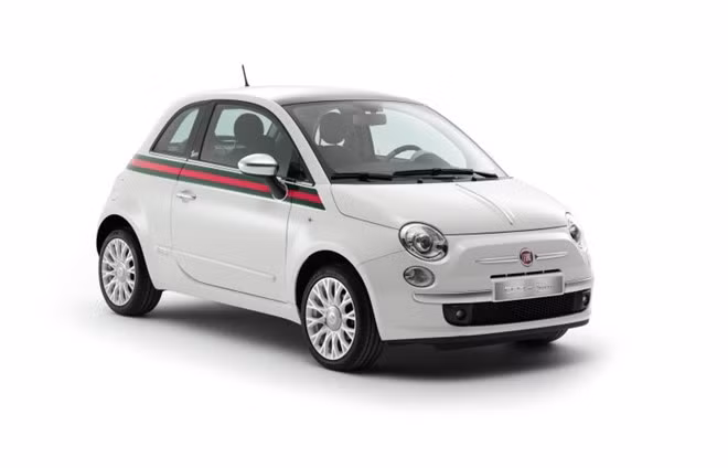 Fiat 500 by Gucci: Ra mắt năm 2011, Fiat 500 by Gucci có cả ở bản coupe lẫn cabriolet. Phiên bản này có đường kẻ sọc đỏ xanh nổi tiếng của Gucci được thể hiện ở ngoại thất và nội thất.