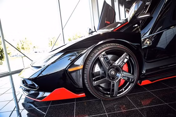 Dựa trên cơ sở của Aventador, tuy nhiên siêu xe Lamborghini Centenario bản đặc biệt đã có thân xe với thiết kế hoàn toàn mới, với các khe hút gió và cánh khí động học đầy vẻ phức tạp và hiện tại.