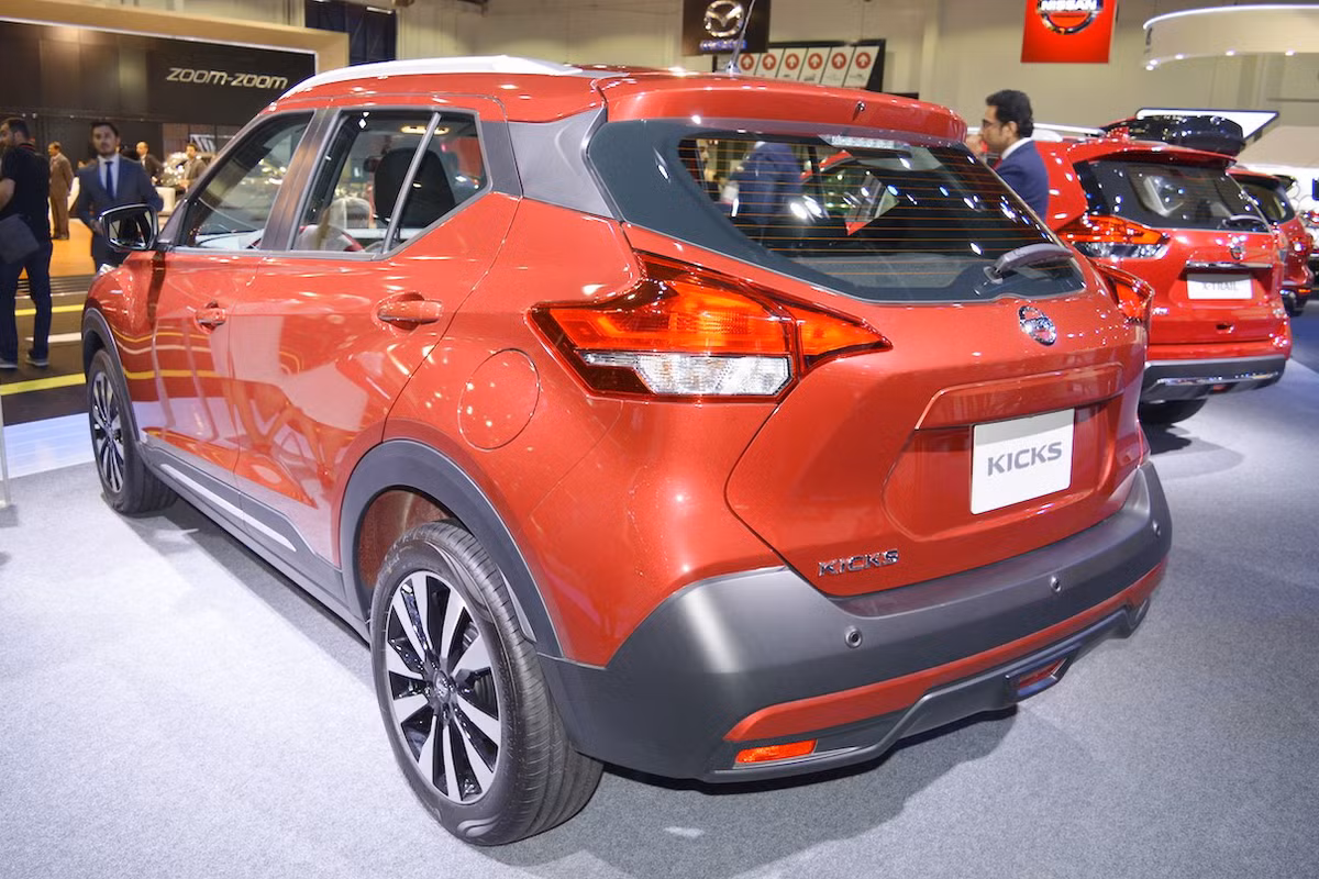 Sức mạnh của Nissan Kicks đến từ khối động cơ xăng 4 xi-lanh, dung tích 1,598 cc, sản sinh ra công suất 118 mã lực và mô-men xoắn cực đại 149 Nm. Đi kèm là hộp số vô cấp điện tử Xtronic-CVT với chế độ tay 7 cấp.