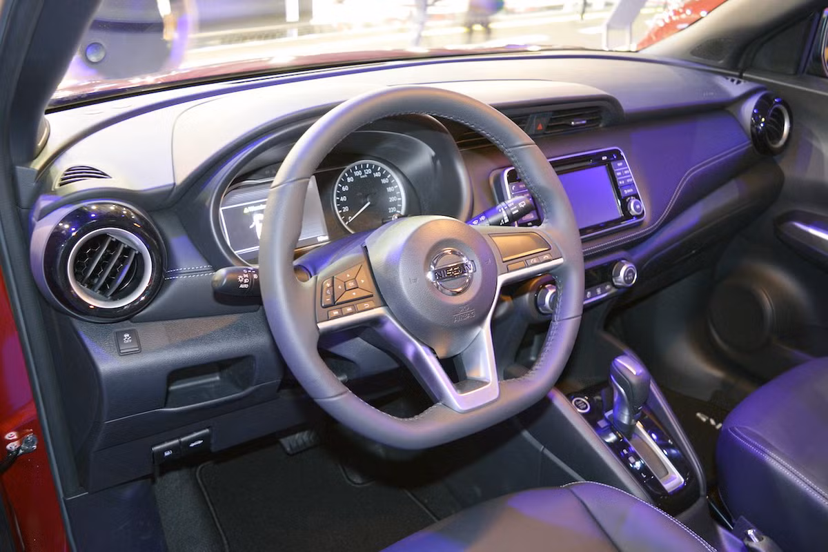 Nội thất bên trong của Kicks được hãng xe ôtô Nissan thiết kế với màu sắc chủ đạo đen bóng, khu vực bảng điều khiển bọc giả da màu đen, vô-lăng 3 chấu đáy phẳng tích hợp phím chức năng, ghế ngồi bọc da. 