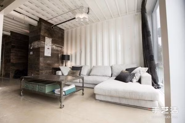 Các nhà thiết kế đã sử dụng một lượng lớn gỗ nguyên liệu ốp bên ngoài các thùng container, vừa che được các khiếm khuyết ngoại quan của thùng container, vừa “lột xác” thành công diện mạo cho căn nhà, biến nó thành một biệt thự gỗ tuyệt đẹp trong mơ.