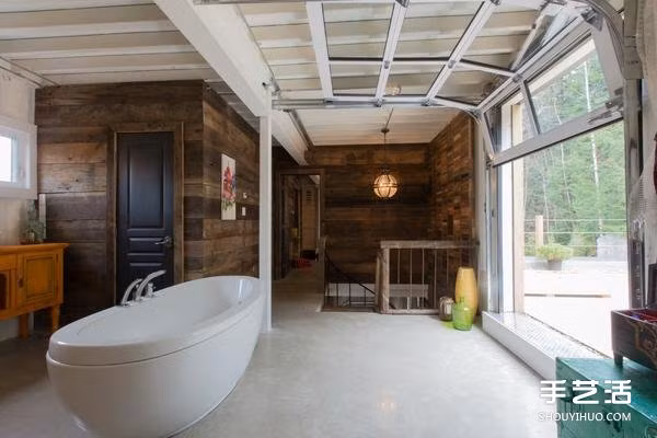 Các phòng được thiết kế chủ yếu theo hướng không gian mở, thể hiện rõ nhất ở vị trí đặt bồn tắm: một chiếc đặt trong phòng tắm, một chiếc đặt trên tầng hai, trong căn phòng áp sát ban công lộ thiên. Nơi đây vốn cách xa chốn đô thị ồn ào, ít người qua lại nên chủ nhân căn biệt thự có thể hoàn toàn thư giãn với bồn tắm nóng ở khu vực lộ thiên.