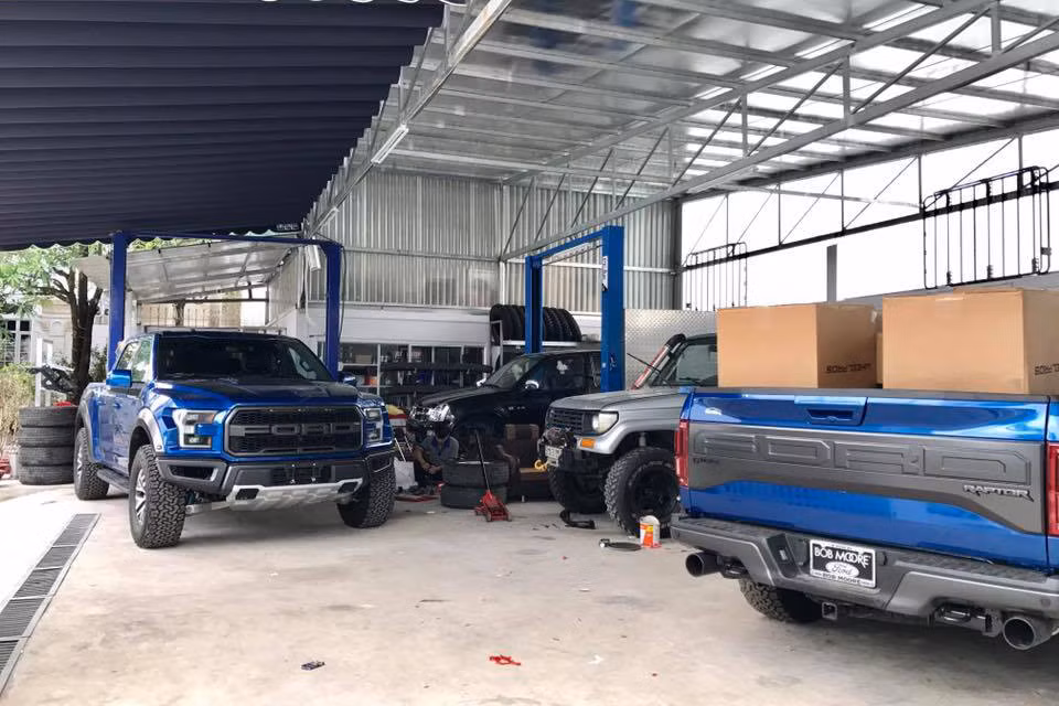 Nội thất bên trong Ford F-150 Raptor 2017 với ghế ngồi bọc da, những đường chỉ may tinh tế, xen lẫn nhôm và ốp gỗ cao cấp, hàng ghế trước chỉnh điện 10 hướng. Màn hình giải trí trung tâm kích thước 8 inch tích hợp camera lùi, hệ thống giải trí là loại SYNC 3, dàn âm thanh được cung cấp bởi Sony, logo Ford Performance gắn tại bậu cửa ra vào.