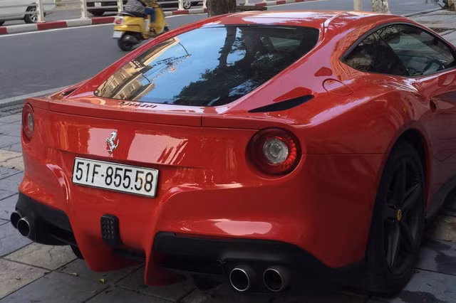 Ferrari F12 Berlinetta được trang bị động cơ V12, dung tích 6,3 lít, sản sinh công suất tối đa 730 mã lực và mô-men xoắn cực đại 690 Nm. Kết hợp cùng hộp số ly hợp kép 7 cấp với thời gian sang số cực nhanh, xe mất khoảng 3,1 giây để tăng tốc lên 100 km/h từ vị trí xuất phát trước khi đạt vận tốc tối đa 340 km/h. Mức giá cho siêu xe này khoảng hơn 20 tỷ.
