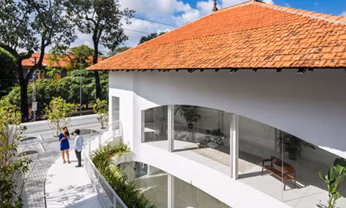 Căn nhà cổ 2 tầng có diện tích khá rộng rãi này được xây dựng từ năm 1940, tọa lạc trên con đường ồn ào bậc nhất tại quận 1, thành phố Hồ Chí Minh.