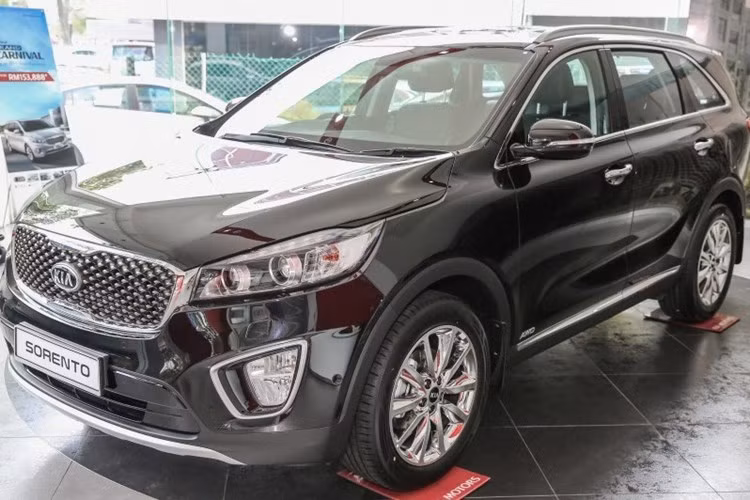 Đặc biệt hơn, với mức giá khởi điểm sau giảm còn 798 triệu đồng, Sorento là mẫu xe có giá bán thấp nhất trong phân khúc SUV 7 chỗ cùng với các đối thủ của mình. Thậm chí mức giá đàm phán tùy theo mỗi đại lí còn có thể giảm sâu hơn nữa xuống dưới mức khoảng 790 triệu đồng.