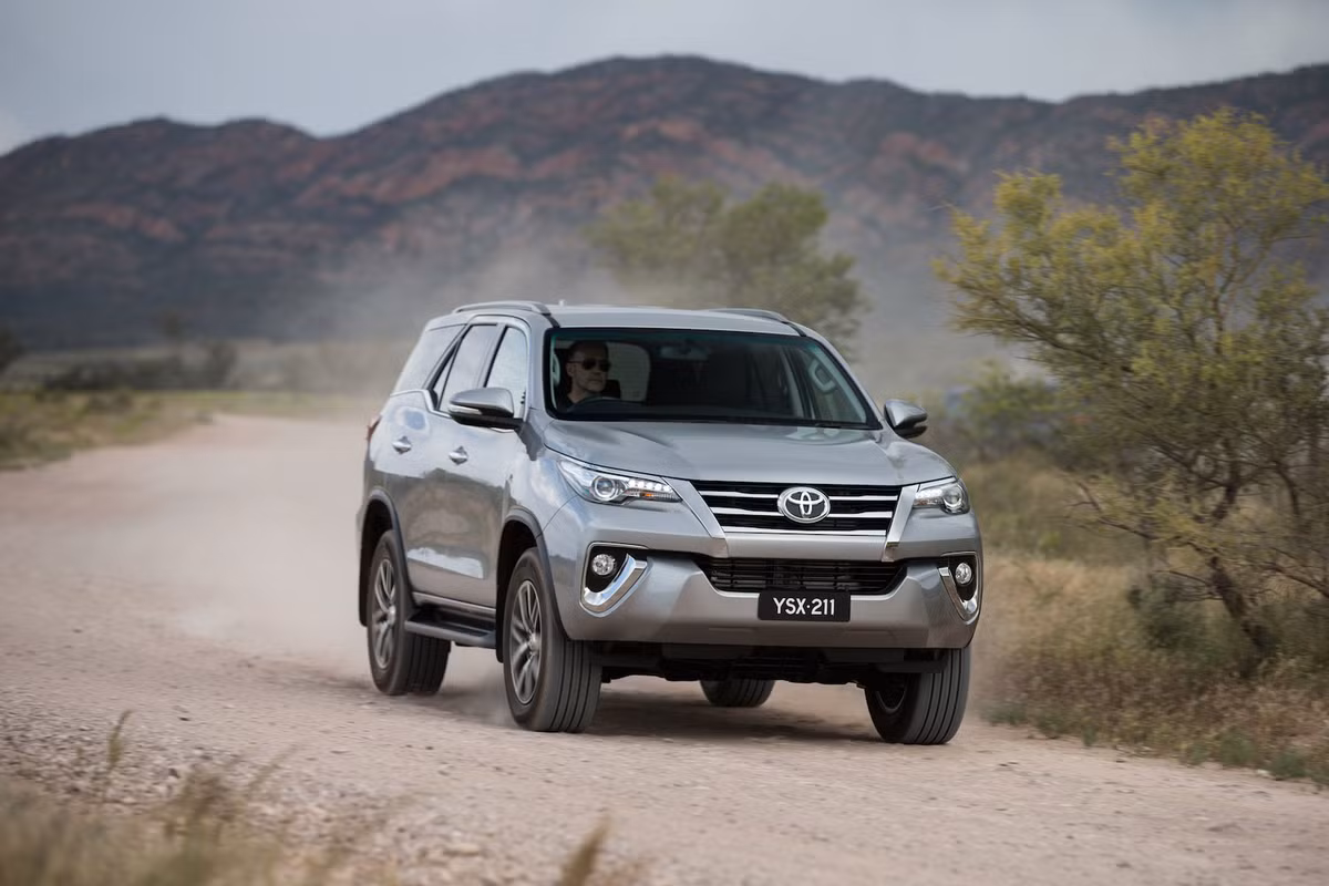 Toyota Fortuner GX 2018 giảm giá 5.400 USD xuống còn 42.590 USD (tương đương 967 triệu đồng). GX được trang bị đèn pha và đèn hậu dạng LED, la-zăng hợp kim 17 inch cùng nhiều trang bị hiện đại như hệ thống âm thanh 6 loa, 3 cổng điện 12V, kết nối Bluetooth, vô lăng đa chức năng và hộp giữ lạnh, cảm biến lùi, camera cảnh báo va chạm,…
