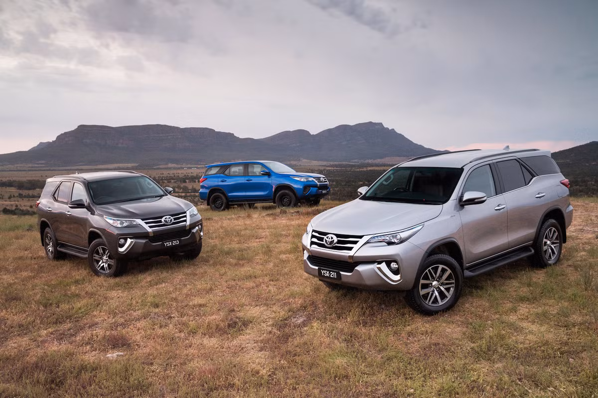  Xe ôtô Toyota Fortuner là một mẫu SUV cỡ trung nổi tiếng tại nhiều thị trường như Thái Lan, Philippines, Ấn Độ và cả Việt Nam. Phiên bản mới của mẫu xe này với nhiều nâng cấp về tiện nghi và an toàn đã chính thức ra mắt cách đây không lâu nhưng hãng xe Nhật Bản đã có những động thái giảm giá đối với các phiên bản của mẫu xe này.