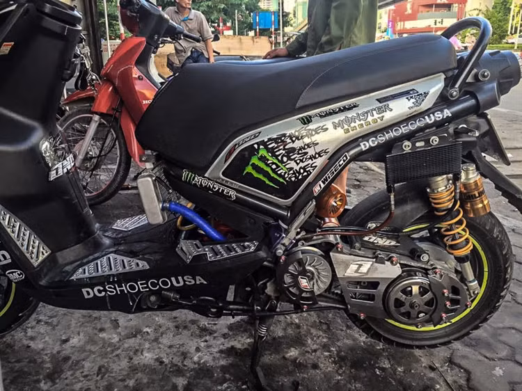 Chiếc BWS Monster DC là chiếc xe không chỉ nổi tiếng trong nhóm những người chơi BWS tại Việt Nam mà còn trong khu vực châu Á, chủ nhân của chiếc xe là một chàng trai người Đài Loan, anh đã chi số tiền không dưới 300 triệu đồng để nâng cấp mẫu xe này.