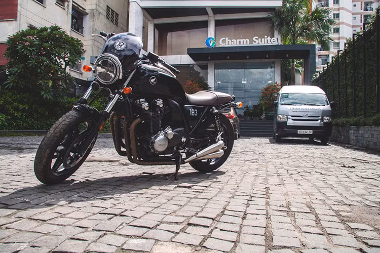 Phiên bản Honda CB1100EX đặc biệt này đã được một cửa hàng bán môtô nhập khẩu từ Nhật đưa về Việt Nam và ngay lập tức đã được chủ nhân độ lại đầy cá tính. Hiện mẫu xe này đang được một số đại lý tư nhân nhập khẩu nguyên chiếc theo dạng không chính hãng và treo giá khoảng 19.500 USD (tương đương 435 triệu đồng).