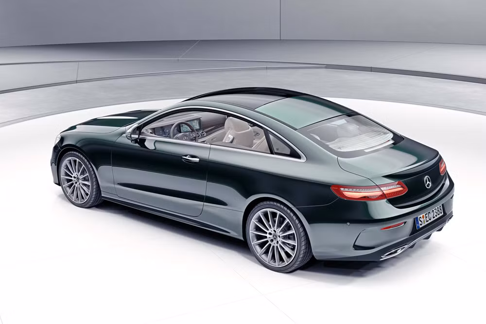 “Trái tim” của Mercedes-Benz E 300 Coupe 2018 là khối động cơ dung tích 2.0L, 4 xy lanh thẳng hàng cho công suất cực đại 245 mã lực tại 5500 vòng/phút và mô – men xoắn cực đại 370Nm tại 1400 – 4000 vòng/phút.