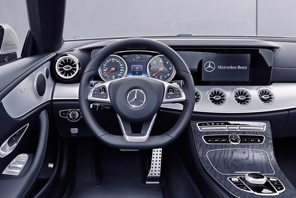 Cũng dựa trên ngôn ngữ thiết kế "Sensual Purity", khoang nội thất của E-Class mang những dáng dấp của phiên bản sedan cao cấp nhất hiện nay của Mercedes là S-Class.