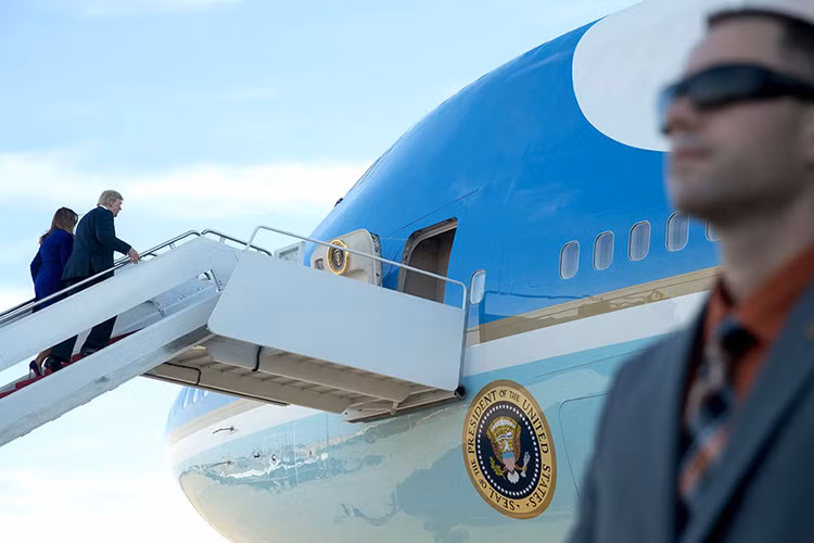 Chuyên cơ riêng hộ tống Tổng thống Donald Trump và phu nhân trong chuyến công du lần này.
