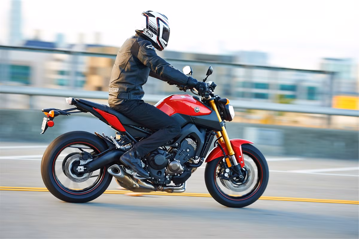 Trong số những mẫu xe môtô phân khối lớn hiện nay, khác biệt so với nhiều dòng xe khác, naked-bike là dòng xe được khá nhiều biker trẻ yêu thích bởi thiết kế nhỏ gọn, dễ dàng di chuyển trong khu đô thị chật hẹp. Dưới đây là 5 mẫu môtô naked-bike đáng mua nhất trong năm 2017.