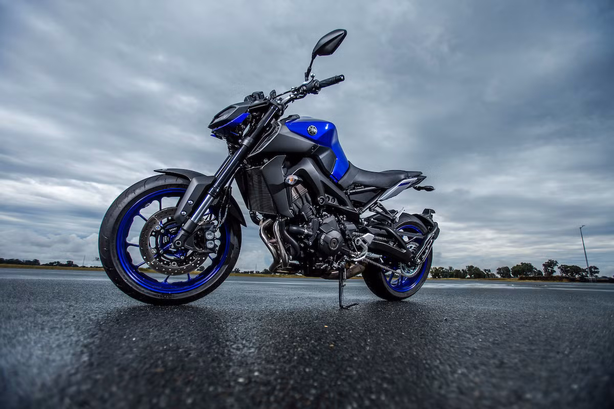 Cái tên đầu tiên được nhắc tới là Yamaha MT-09 2017, một đối thủ cạnh tranh trực tiếp với Kawasaki Z900. Xe nổi bật với các đường nét thiết kế sắc nét, mạnh mẽ mang đậm chất thể thao. Các trang bị tiêu chuẩn gồm cụm đèn pha LED, tay lái rộng, bánh xe đa chấu, cụ đồng hồ điện tử hiển thị thông các số kỹ thuật…