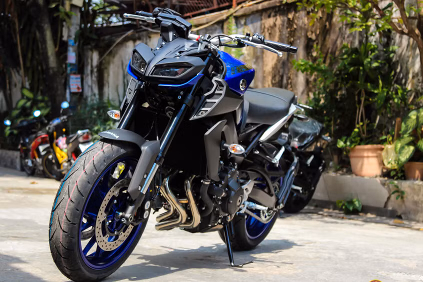 Yamaha MT-09 2017 có kích thước chiều dài x rộng x cao lần lượt là 2.075 x 815 x 1.120 (mm), chiều cao yên xe 820 mm, trọng lượng không tải 193 kg, dung tích bình xăng 14L. Mâm xe kích thước 17 inch sơn màu xanh GP hoặc vàng Neon trên phiên bản Night Flou.