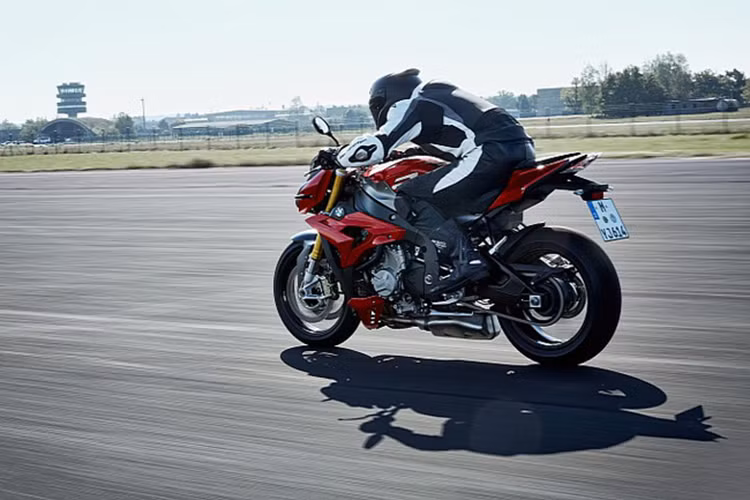 Ngoài màu sắc đổi mới, S1000R 2017 còn được nâng cấp các công nghệ khác như: hệ thống Traction Control mới, Yên solo tuỳ chọn, ABS Pro và DTC được trang bị như 1 tiêu chuẩn mặc định v.v…
