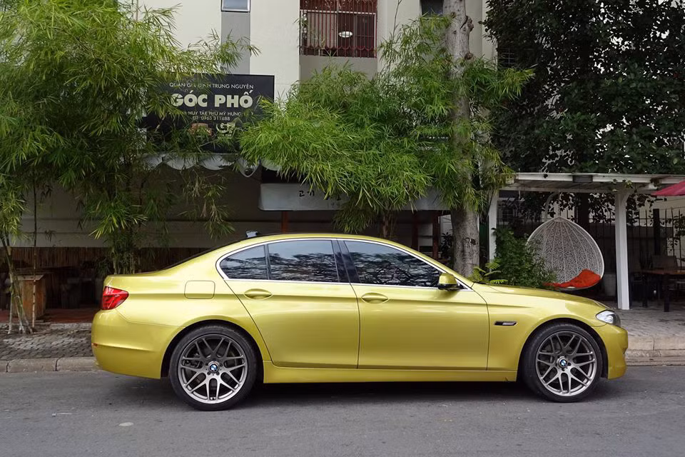 BMW 523i là thế hệ có trục cơ sở dài nhất từ trước tới nay với 2.968 mm giúp tạo ra không gian thoải mái bên trong với khu vực để chân ở hàng ghế sau rộng hơn so với mẫu BMW 5 Series trước đây.