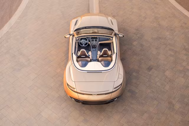 Dự kiến, xe mui trần Aston Martin DB11 Volante sẽ bắt đầu được giao cho khách vào quý I năm sau với mức giá khởi điểm là 159.900 Bảng tại Anh, 199.000 Euro ở Đức và 216.495 USD tại Mỹ. Nguồn ảnh: www.cnet.com