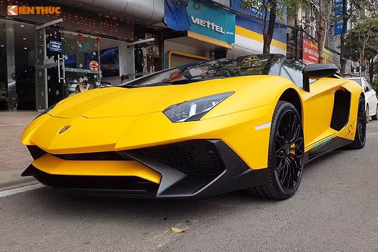 Lamborghini Aventador Roadster sở hữu thiết kế không khác biệt so với phiên bản coupe. Kiểu dáng bắt mắt cùng khả năng vận hành được đánh giá cao giúp dòng xe này trở thành "cỗ máy in tiền" của Lamborghini, với lượng khách hàng đông đảo. Hầu hết mọi chi tiết của phiên bản mui trần đều giữ nguyên như phiên bản mui cứng.