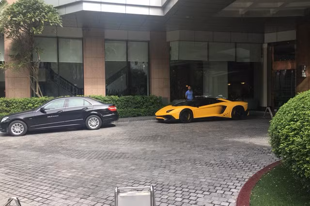 Mới đây, chiếc xe Aventador Roadster phiên bản giới hạn ‘độc nhất Việt Nam’ đã xuất hiện trên phố Hà thành và nhanh chóng nhận được sự chú ý của người yêu xe. Như vậy, kể từ khi về tay vị đại gia kín tiếng tại Hà Nội, đây là lần hiếm hoi "siêu bò" này lăn bánh trên phố.