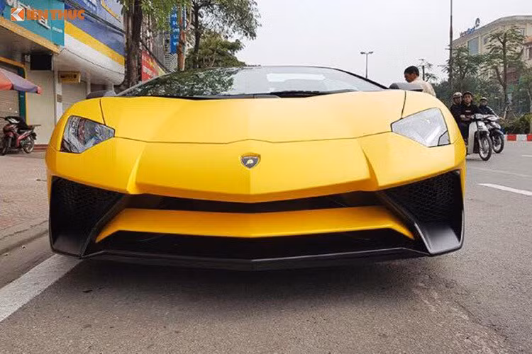 “Siêu bò" hàng khủng này vẫn được trang bị khối động cơ V12 6.5L cùng với đó là sức mạnh tăng thêm 50 mã lực so với phiên bản Aventador tiêu chuẩn. Mô-men xoắn cực đại đạt mức 690 Nm, hệ dẫn động 4 bánh toàn thời gian, hộp số tự động 7 cấp ISR sang số độc lập.