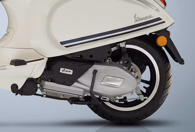 Vespa Primavera Yacht Club đuọc hãng xe máy Piaggio trang bị hai bản động cơ khác nhau gồm bản 50cc và 125cc. Trong đó, bản động cơ 50cc làm mát không khí, phun nhiên liệu điện tử và cấu trúc 3 van đem lại khả năng vận hành mượt mà, tiết kiệm nhiên liệu.