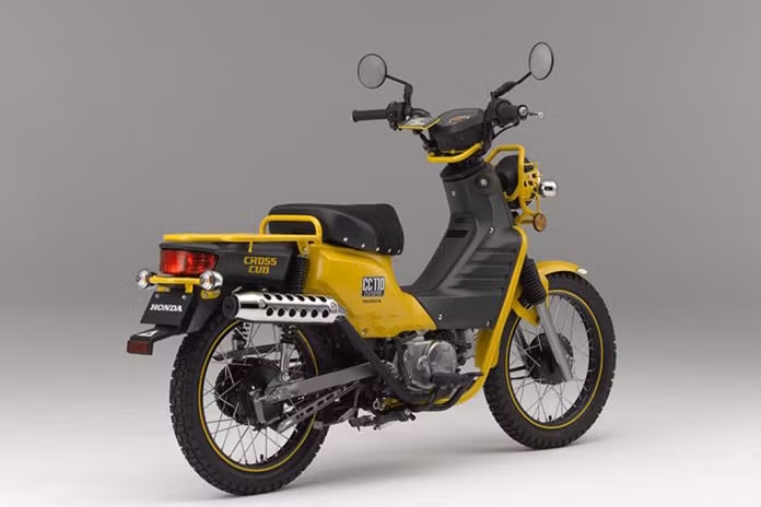 So với người tiền nhiệm, chiếc Cross Cub 110cc 2018 sắp ra mắt được các kỹ sư của Honda lắp ráp ống pô kiểu vắt lên cao như môtô Scrambler (tùy chọn).