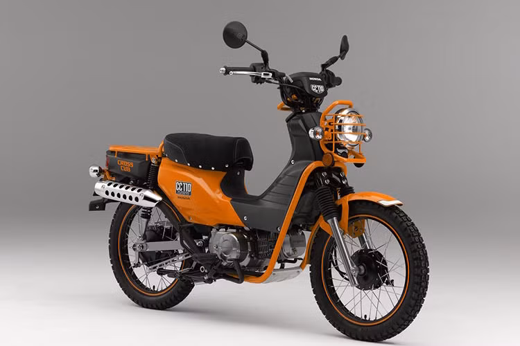 Bên cạnh đó là được lược bỏ yếm chắn gió bằng nhựa để thay bằng ống thép tròn (sơn màu vàng sặc sỡ) luồn từ gầm động cơ, sau đó ốp sát hông xe rồi dẫn đến phuộc trước.