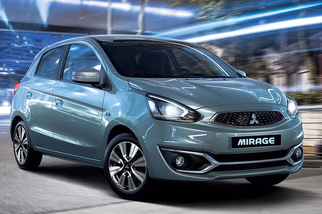 Còn đối với Mitsubishi Mirage Eco có 2 phiên bản số sàn và số tự động CVT. Để giá được rẻ hơn Mirage MT Eco đã cắt giảm hệ thống chống bó cứng phanh ABS, phân phối lực phanh điện tử EBD so với bản MT.