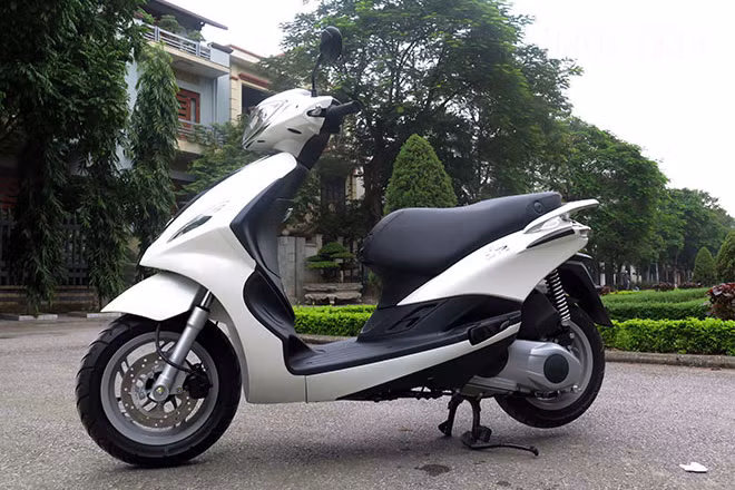 Xếp hạng ở vị trí thứ 2 là một đại diện của thương hiệu xe máy Ý, chiếc xe ga Piaggio Fly. Doanh số bán ra nửa đầu năm chỉ vỏn vẹn 56 chiếc. Tại thị trường trong nước, xe có giá bán vào khoảng 42 triệu đồng.