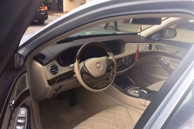 Thiết kế của Mercedes-Maybach S600 trên thực tế được phát triển dựa trên S-Class tiêu chuẩn, chiều dài tổng thể 5.453 mm, với trục cơ sở kéo dài thêm 20 cm, tăng từ 3.165 mm lên 3.365 mm.