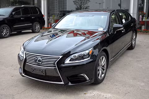 Tiếp theo là mẫu xe Lexus LS460L hiện có mức giảm giá 140 triệu đồng. Về khả năng vận hành, LS 460L sử dụng động cơ 4,6 lít V8 công suất 382 mã lực ở vòng tua máy 6.400 vòng/phút, mô-men xoắn cực đại 493 Nm tại 4.100 vòng/phút. Hộp số tự động 8 cấp.