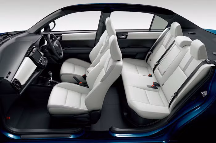 Bên cạnh đó phiên bản cao cấp của Corolla Axio là WxB có lưới tản nhiệt vân mắt cáo cùng cánh đuôi ốp phía sau nắp khoang hành lý. Bên trong cabin, tùy chọn nội thất màu trắng của Corolla Fielder WxB nay cũng có trên Corolla Axio WxB. Trong khi đó, các trang bị tiện nghi bên trong khoang lái không có sự thay đổi so với những phiên bản cũ.
