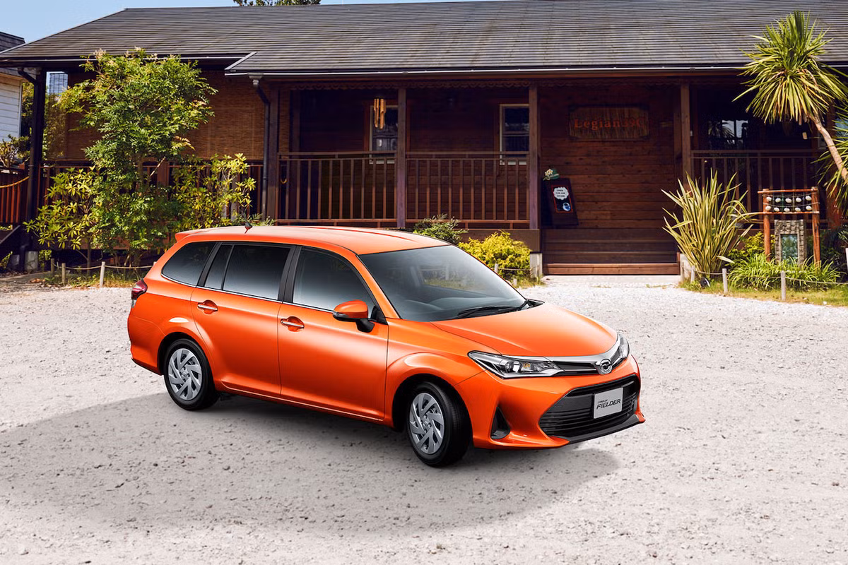 Cản trước của xe cũng được hãng xe ôtô Toyota thay đổi, các đèn pha tích hợp đèn LED ban ngày sắc sảo. Bên cạnh đó là cụm đèn sương mù đã được tách biệt với lưới tản nhiệt và tích hợp vào hốc gió.
