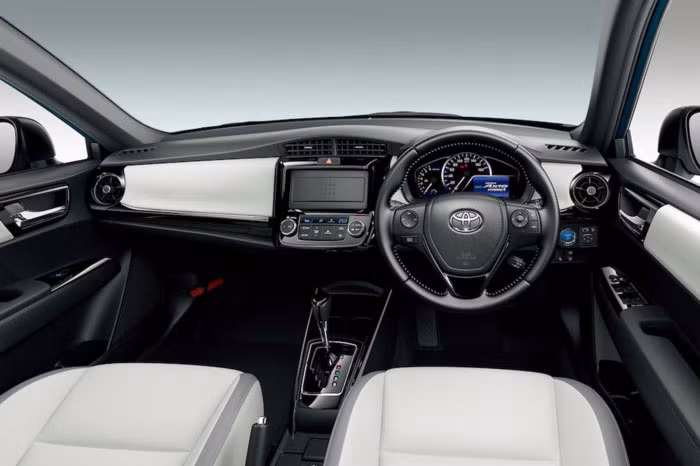 Các trang bị hiện đại trên Corolla Axio và Corolla Fielder 2018 bao gồm gói công nghệ an toàn hỗ trợ người lái Safety Sense C, rada đo khoảng cách thông minh Intelligent Clearance Sonar, giúp tránh và giảm tác động do người lái đạp nhầm chân ga. Khi phát hiện ra vật cản, hệ thống an toàn của xe sẽ tự động giảm công suất động cơ và phanh để tránh va chạm.