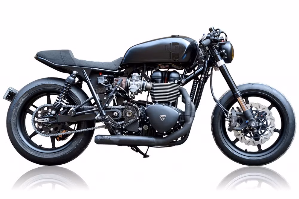 Trước đó chiếc môtô Triump Bonneville gặp phải tai nạn nghiêm trọng khiến một số bộ phận bị hư hại nặng như bình xăng bị lõm vào, nắp động cơ trầy xước, ống xả gãy gập và treo lơ lửng... Tuy nhiên, các thợ độ tài ba của xưởng Gasoline, chiếc xe đã hoàn toàn "lột xác" theo phong cách cafe Race cực chất.