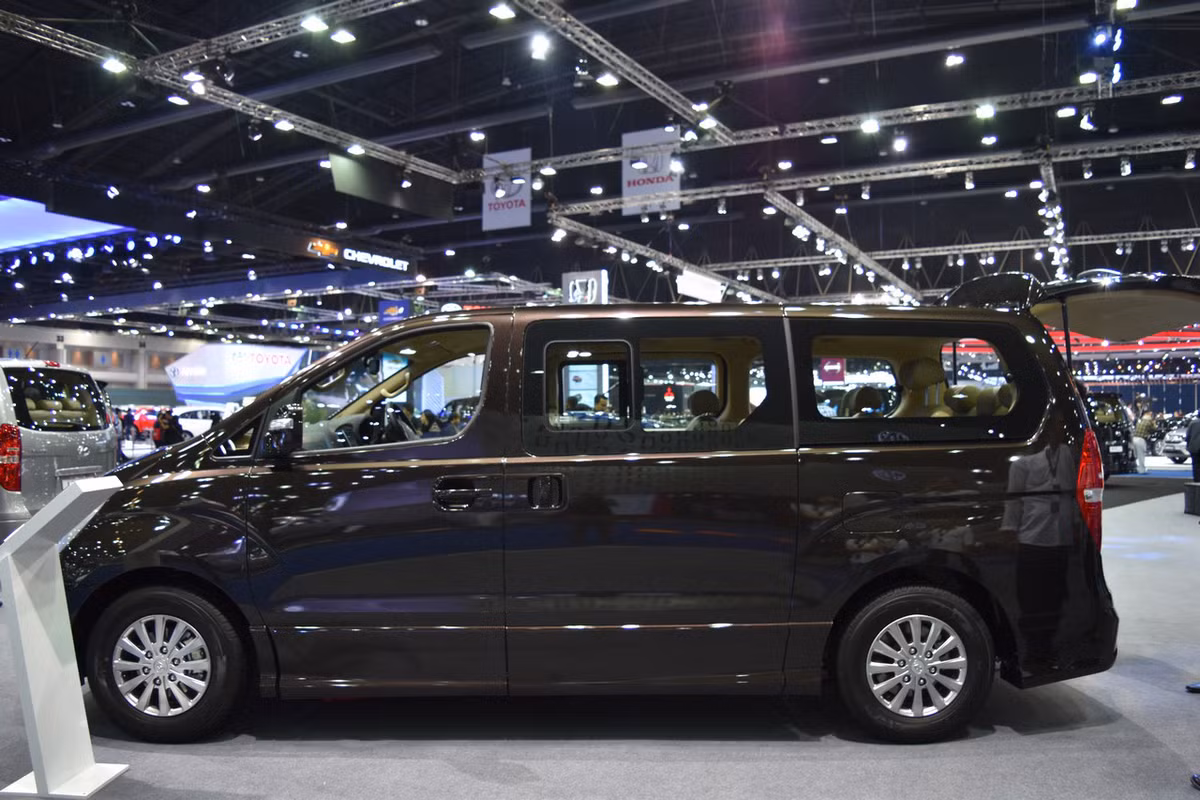 Hyundai H-1 phiên bản 2017 sở hữu chiều dài 5,125 mm, chiều cao 1.920 mm và chiều cao 1.925 mm, và chiều dài cơ sở là 3.200 mm.